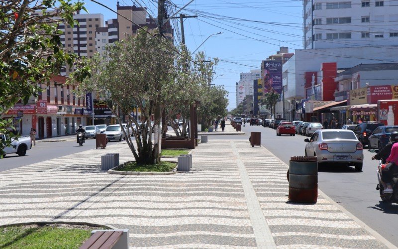 Calçadão da Avenida Emancipação, no Centro, é revitalizado com pedra portuguesa 