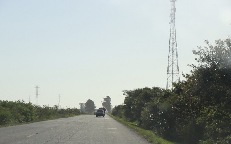 Estrada do Mar, entre OsÃ³rio e Xangri-LÃ¡, tem pista simples, sinalizaÃ§Ã£o deficiente e nÃ£o hÃ¡ proteÃ§Ã£o de guard-rails em pontos crÃ­ticos
 