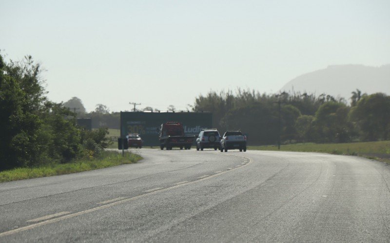 Estrada do Mar, entre OsÃ³rio e Xangri-LÃ¡, tem pista simples, sinalizaÃ§Ã£o deficiente e nÃ£o hÃ¡ proteÃ§Ã£o de guard-rails em pontos crÃ­ticos
 