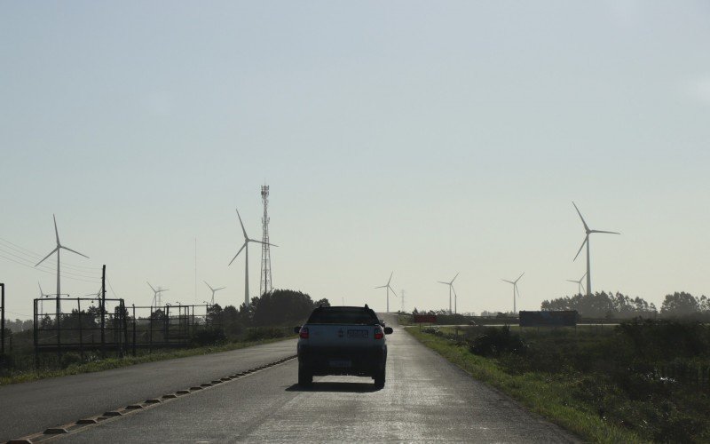 Estrada do Mar, entre OsÃ³rio e Xangri-LÃ¡, tem pista simples, sinalizaÃ§Ã£o deficiente e nÃ£o hÃ¡ proteÃ§Ã£o de guard-rails em pontos crÃ­ticos
 