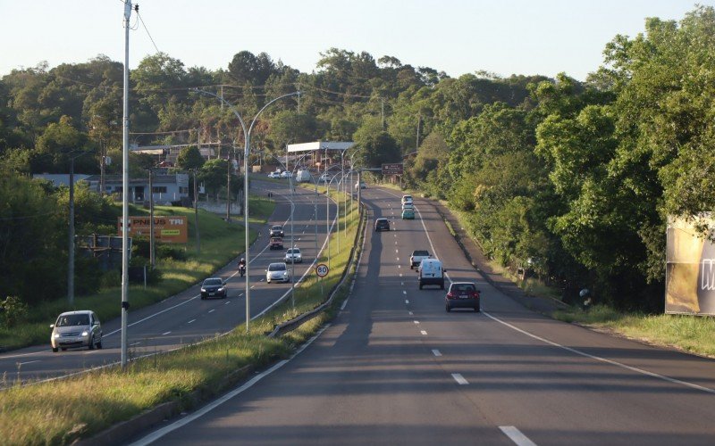 JÃ¡ no trecho entre Taquara e Novo Hamburgo da ERS-239, a pista Ã© dupla, com acostamento e com iluminaÃ§Ã£o em praticamente todo o percurso