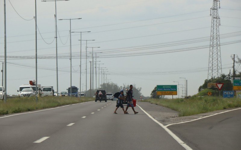 Intensa travessia de pedestres e falta de passarelas na ERS-118 (foto) e na ERS-239 sÃ£o fatores de risco