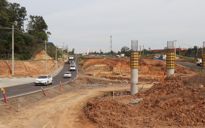 ConstruÃ§Ã£o de viaduto na ERS-118, na interseÃ§Ã£o com a ERS-030 - e prÃ³ximo ao acesso a Freeway - provoca o estreitamento da pista