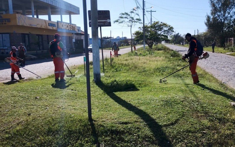 Serviço de roçada ocorre em ruas e avenidas dos balneários Mariluz, Nordeste e Ipiranga nesta semana