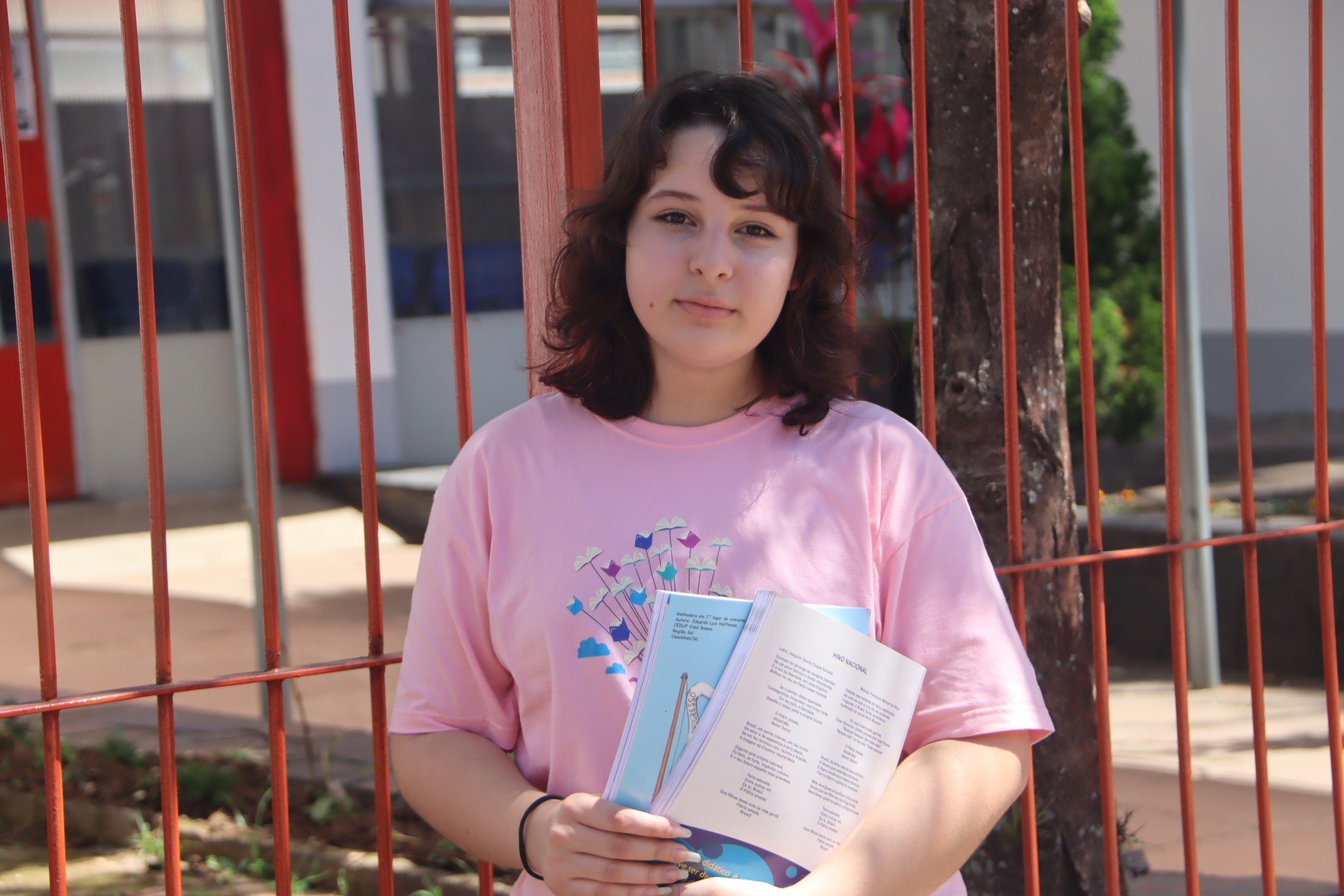 Projeto Meninas Escritoras lanÃ§arÃ¡ obras na Feira do Livro de POA - Livia Pereira, 15 anos