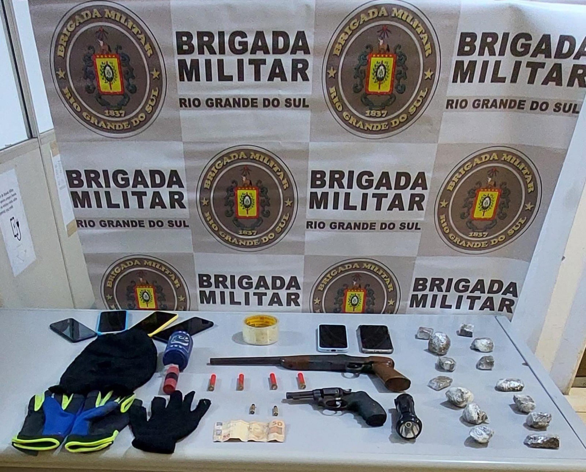 Trio armado invade casa, rende moradora e foge com carro da vítima