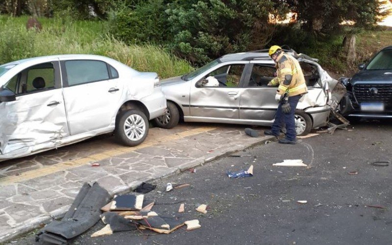 Motorista e passageiros ficam feridos em acidente entre trÃªs veÃ­culos na RS-235