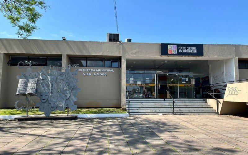 Biblioteca está localizada junto à Praça 20 de Setembro 