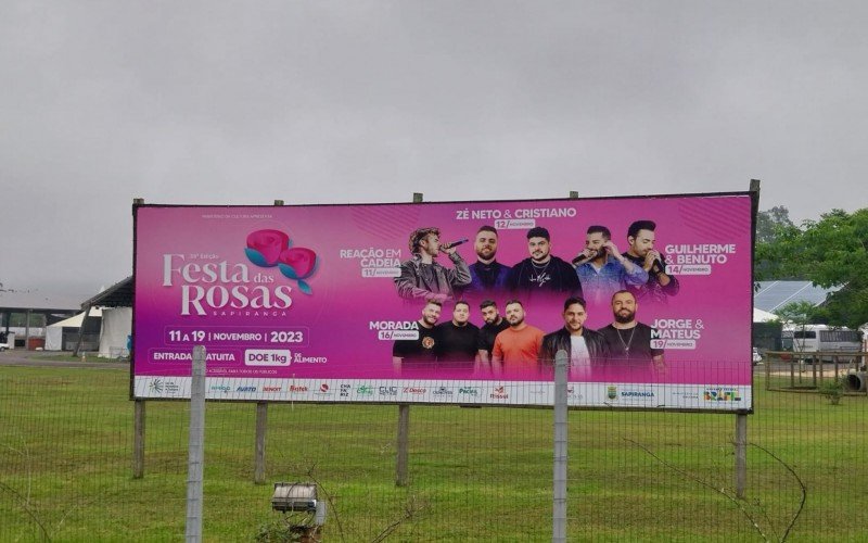 Outdoor na área do evento anuncia as principais atrações da Festa das Rosas | Jornal NH