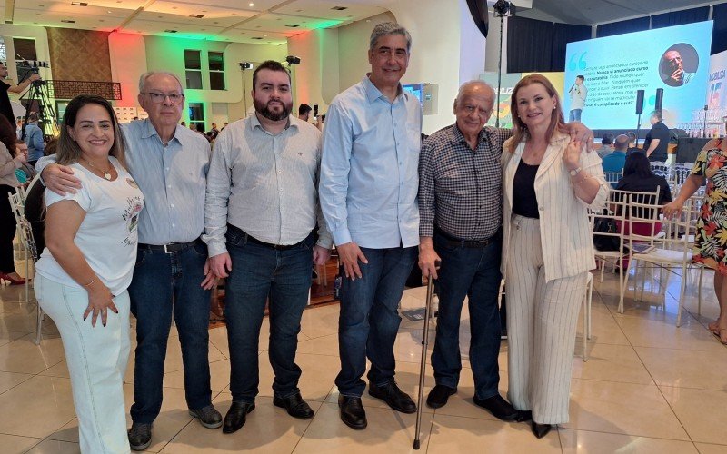 Membros da executiva municipal do MDB ao lado de Giovani Feltes, do ex-senador Pedro Simon e da prefeita Fatima | Jornal NH