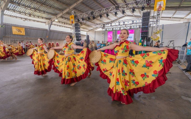 Balé Origens na abertura da Festa das Rosas  | Jornal NH