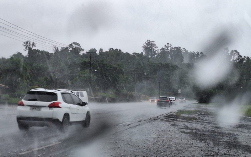 Chuva na BR-116, em Estância Velha, no começo da tarde | Jornal NH