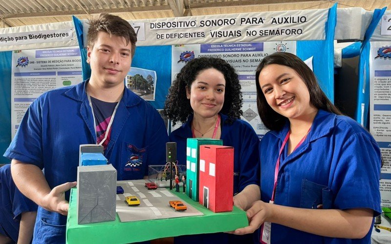 Matheus, Thaíza e Evilyn desenvolveram um dispositivo sonoro, capaz de auxiliar deficientes visuais a atravessarem a rua no semáforo