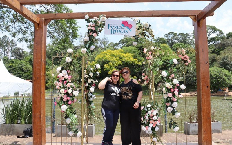JanaÃ­na Melo e Elisabeth EspÃ­ndola vieram de GravataÃ­ para conhecer a festa