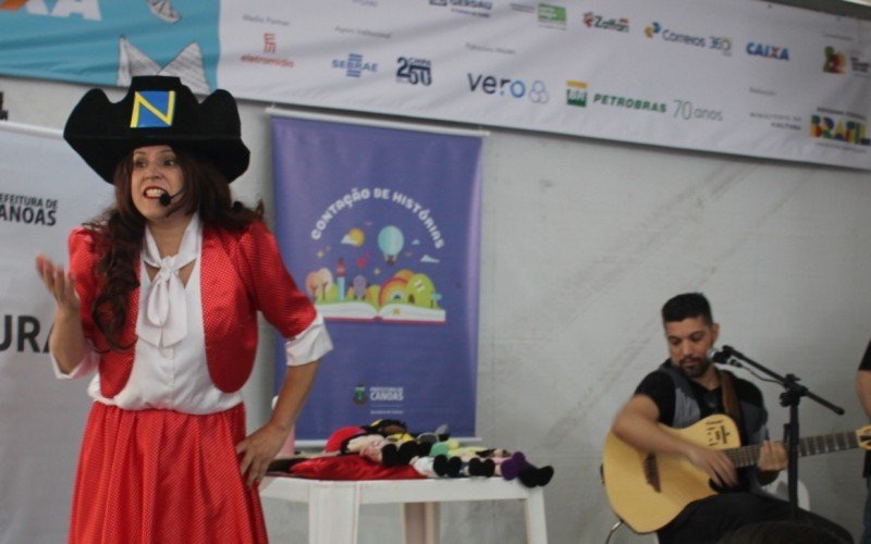 Professora Maluquinha, Christiane Oliveira divertiu o público ao contar história que garantiu a atenção de adultos e crianças