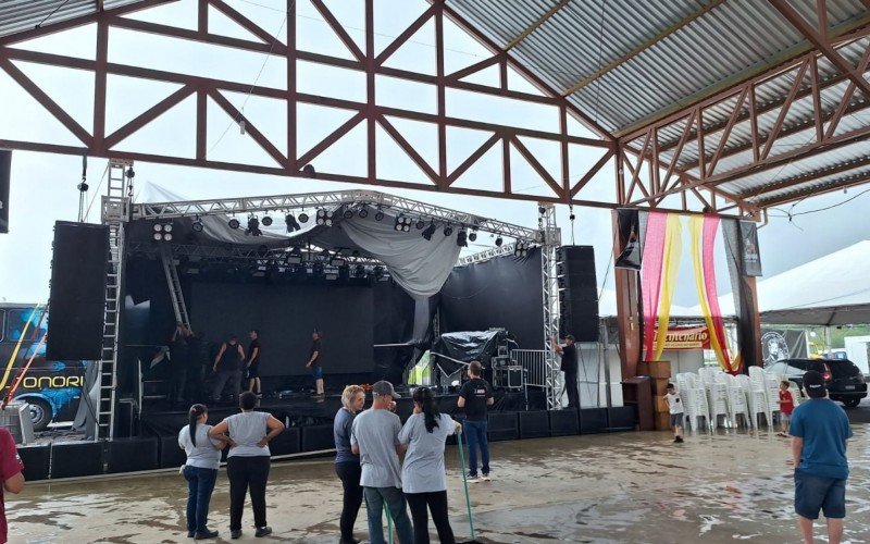 Lona de evento em Presidente Lucena Ã© arrancada pela forÃ§a do vento