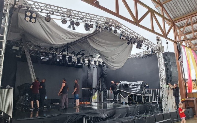 Lona de evento em Presidente Lucena Ã© arrancada pela forÃ§a do vento