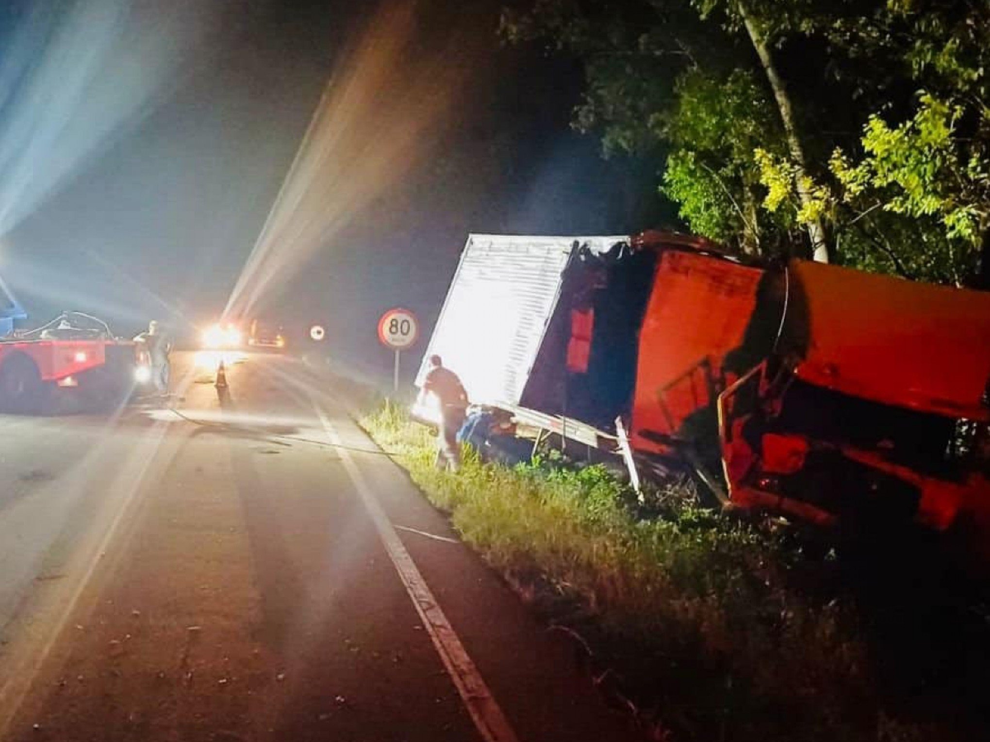 ACIDENTE DE TRÂNSITO: Motorista de caminhão com placas da região morre ao ser arremessado para fora do veículo