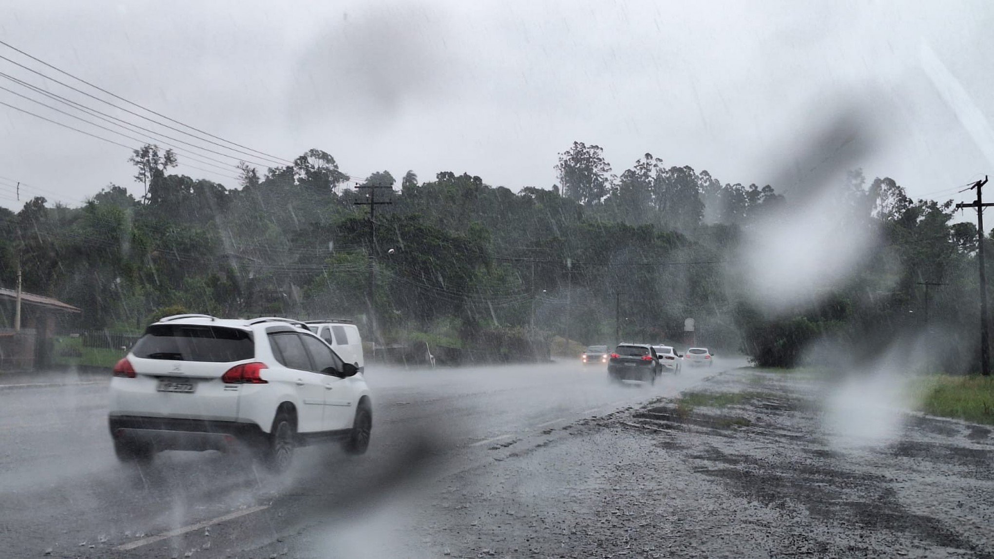 PREVISÃO DO TEMPO: Chegada de frente fria traz forte vendaval e temporais na tarde de sábado