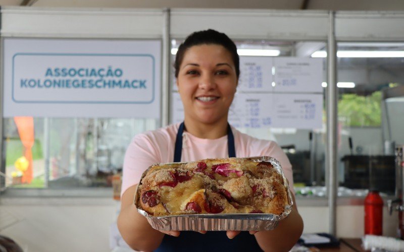 AngÃ©lica Wilmann oferece uma cuca de rosas