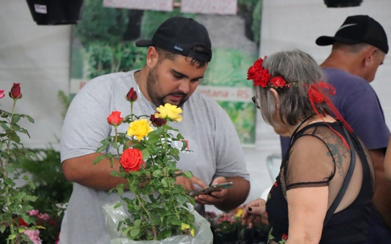 Rosas Ã  venda nÃ£o podem faltar na festa