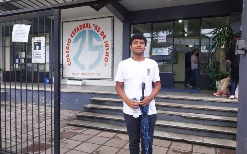 Luan Cristian Neves dos Santos, de 17 anos, foi o primeiro candidato a chegar no ColÃ©gio Estadual 25 de Julho