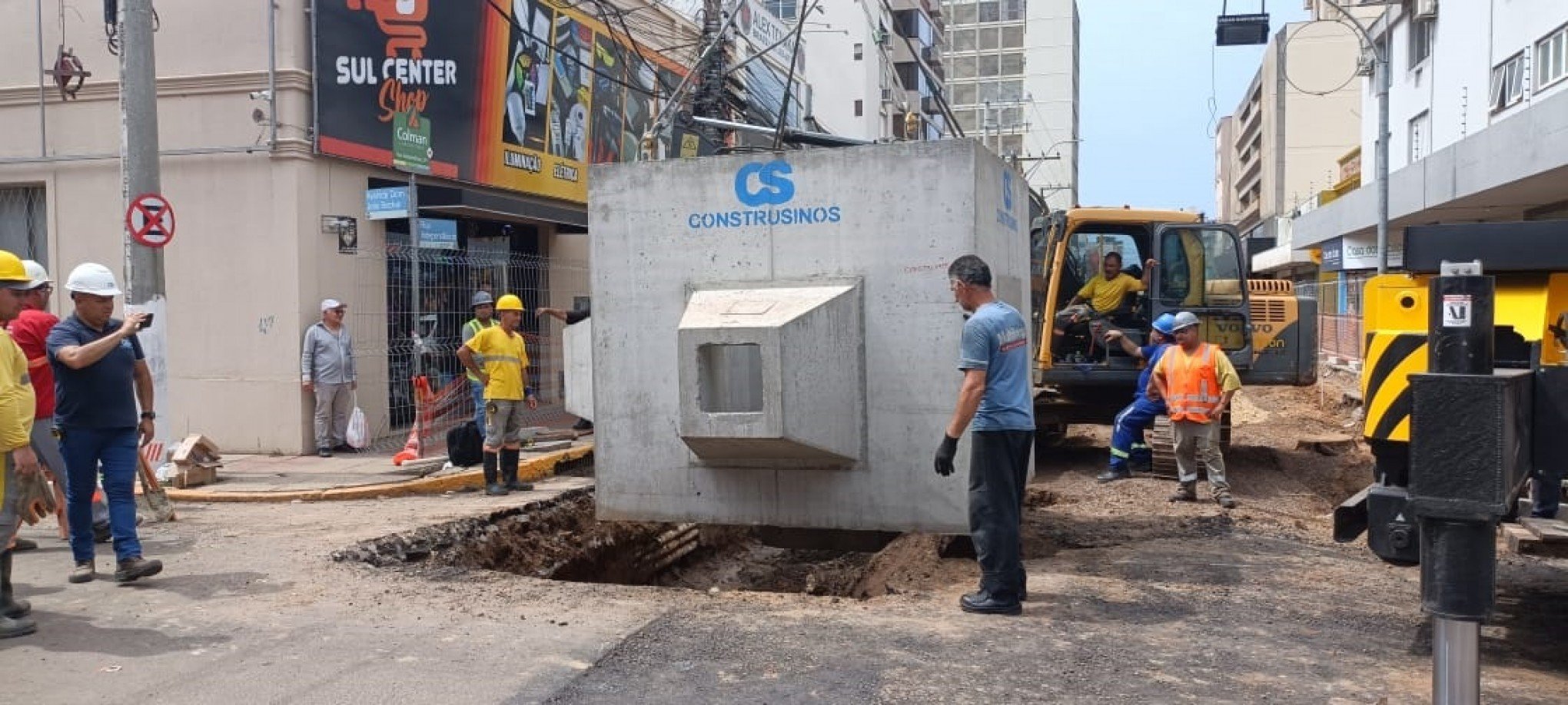 Caixa instalada neste sÃ¡bado (11) abrigarÃ¡ tubulaÃ§Ã£o da rede de energia da Rua IndependÃªncia