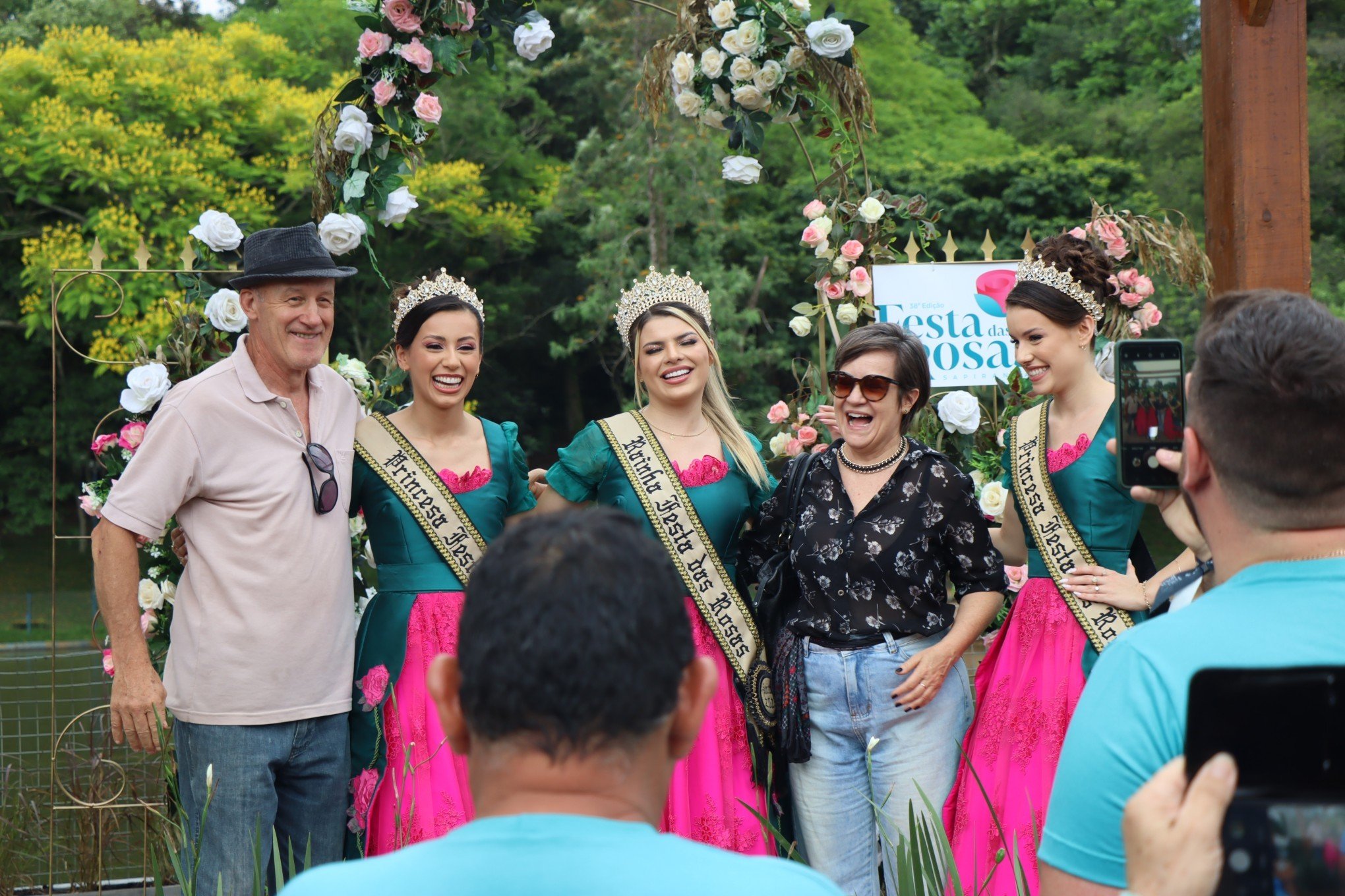 FESTA DAS ROSAS: Evento começa em meio à polêmica sobre altos cachês a duplas sertanejas; veja o que a prefeita disse