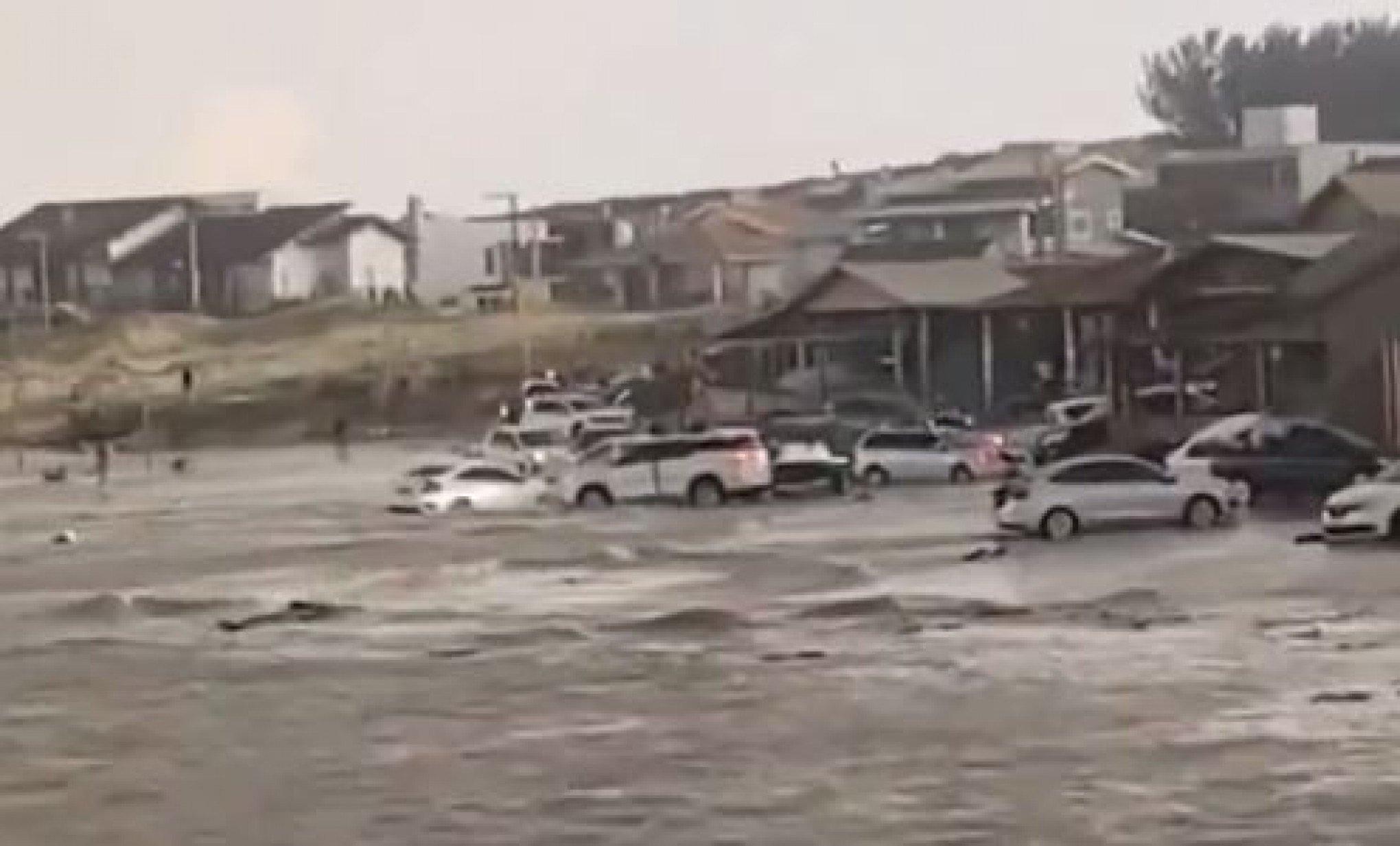 VÍDEO Imagens mostram tsunami arrastando carros em Santa Catarina