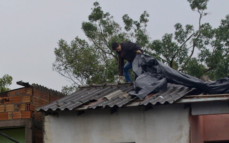 "Se estivesse em casa, estaria morta", diz moradora que teve casa destruída por temporal