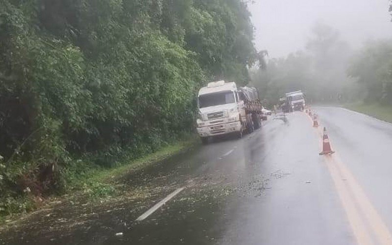 Queda de barreira na RS-115 deixa trânsito intercalado em Gramado