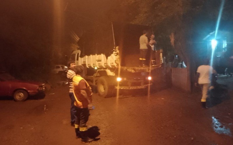 RemoÃ§Ã£o de famÃ­lias ribeirinhas comeÃ§ou no finla da tarde de segunda, em razÃ£o do nÃ­vel do rio estar avanÃ§ando