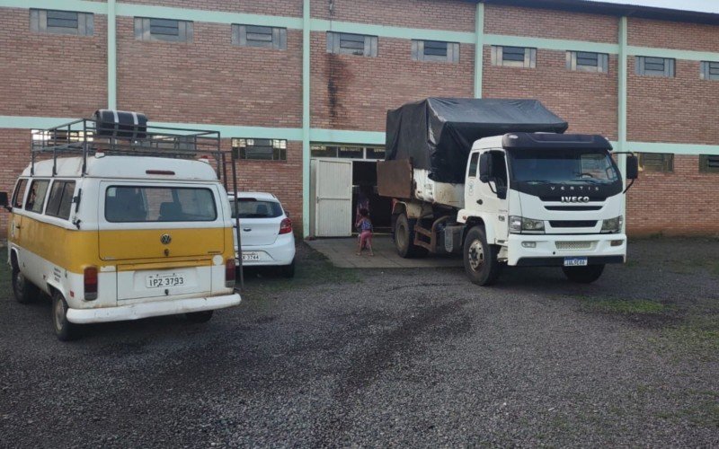 RemoÃ§Ã£o de famÃ­lias ribeirinhas comeÃ§ou no finla da tarde de segunda, em razÃ£o do nÃ­vel do rio estar avanÃ§ando