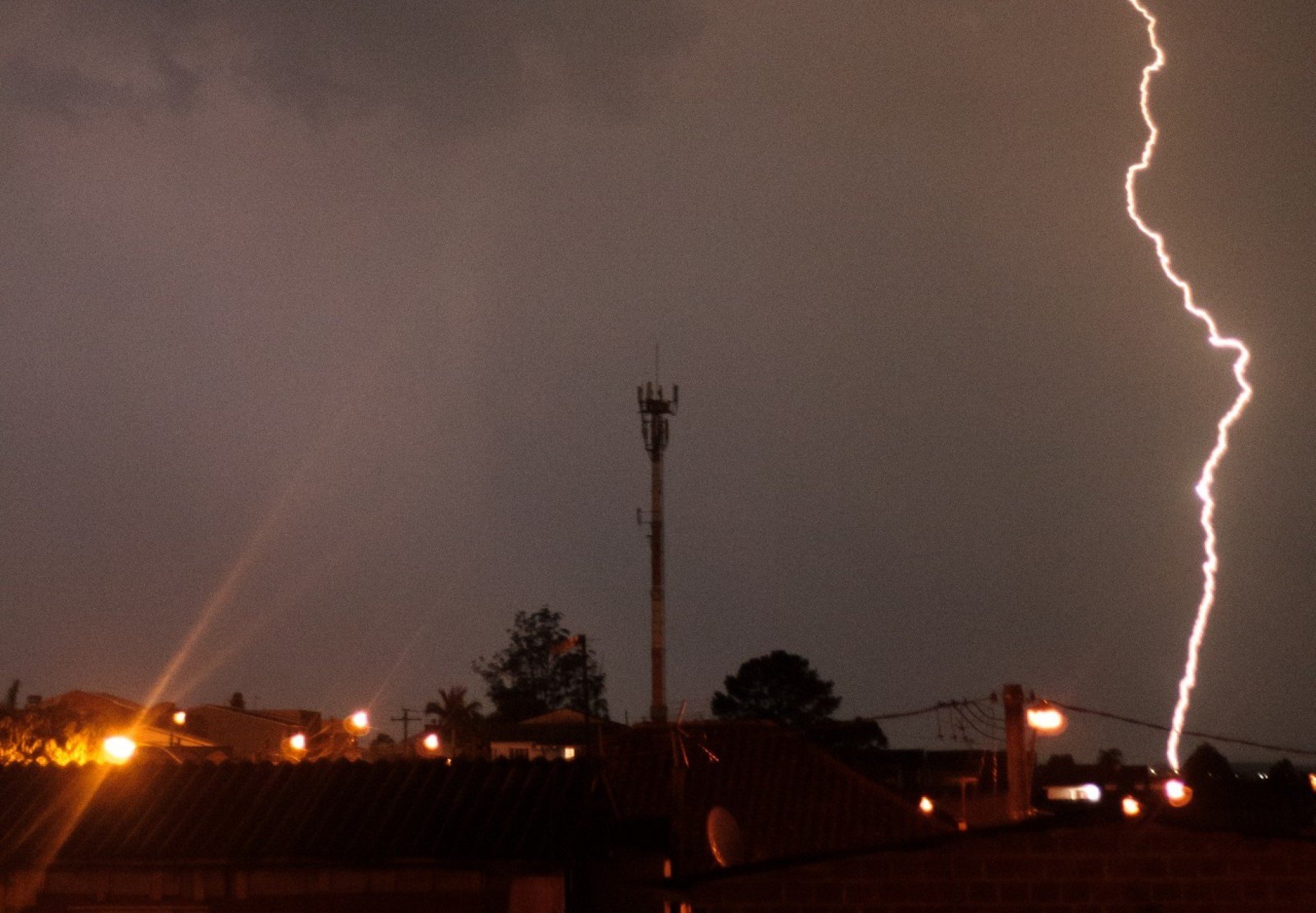 PREVISÃO DO TEMPO: RS tem alerta para risco de mais chuva intensa e temporais nesta terça-feira; saiba o que esperar