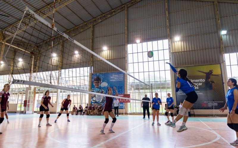 Partida de vôlei feminino juvenil, na Ulbra Canoas