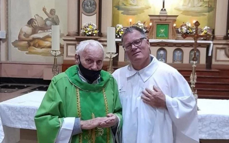 Padre Paulo, diácono Adriano (seu filho) | Jornal NH