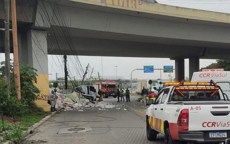 Caminhão tombou na alça de acesso da BR-116 à BR-290, em Porto Alegre  | Jornal NH