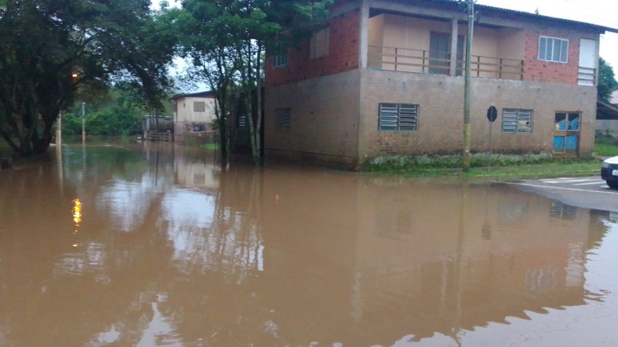 Mais de 20 pessoas precisaram sair de casa após Rio Caí transbordar; veja a previsão para as próximas horas