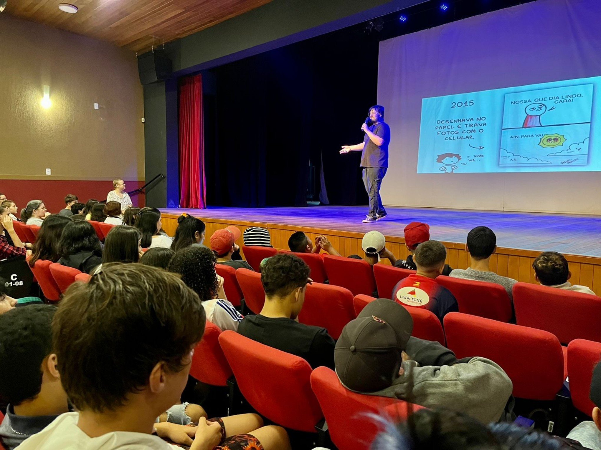 Rafael Fritzen ministra oficina sobre histórias em quadrinhos a estudantes de São Leopoldo