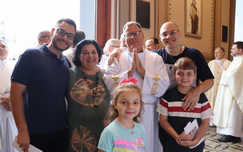 DiÃ¡cono Adriano MÃ¼ller com a esposa Maria Aparecida, os filhos Matheus (esquerda) e Lucas e netos Sofia e Arthur