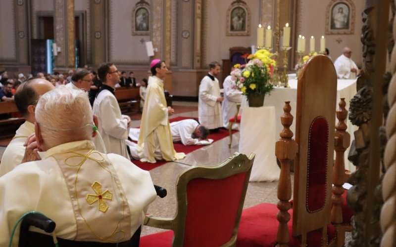 Dom JoÃ£o Francisco Salm conduz a ordenaÃ§Ã£o de Adriano 