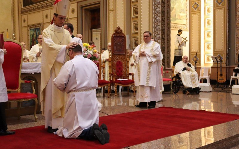 Bispo dom JoÃ£o Francisco Salm conduz a ordenaÃ§Ã£o