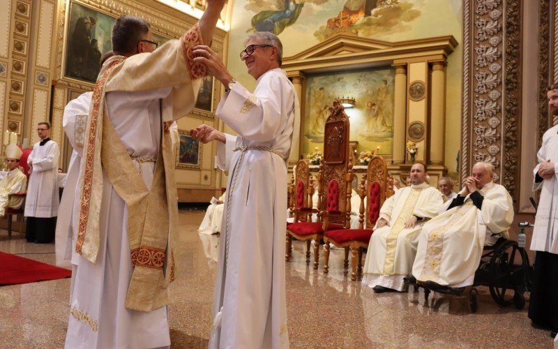 Adriano MÃ¼ller recebendo as vestes de diÃ¡cono Ã© assistido com atenÃ§Ã£o pelo pai, padre Paulo