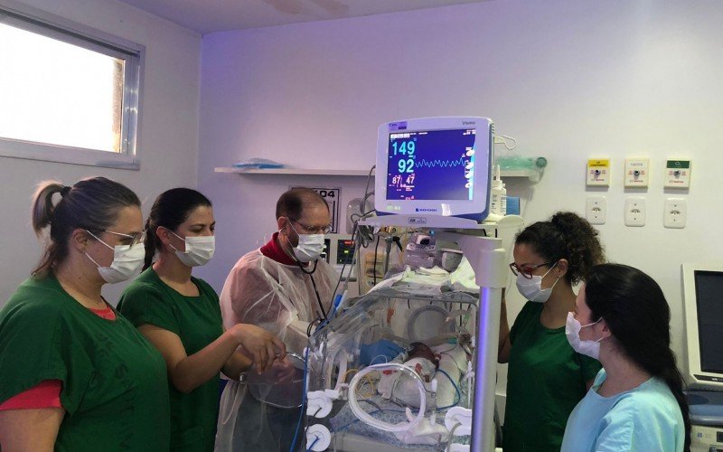 O especialista em neonatologia, doutor Daniel Chazan, e equipe de enfermagem do Hospital São Camilo em atendimento a um bebê prematuro