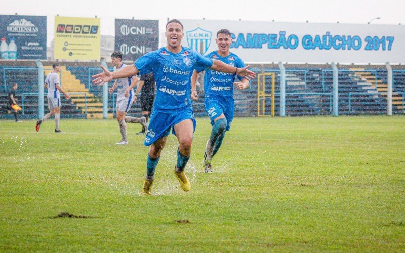 Thiaguinho comemora o primeiro gol do jogo | Jornal NH