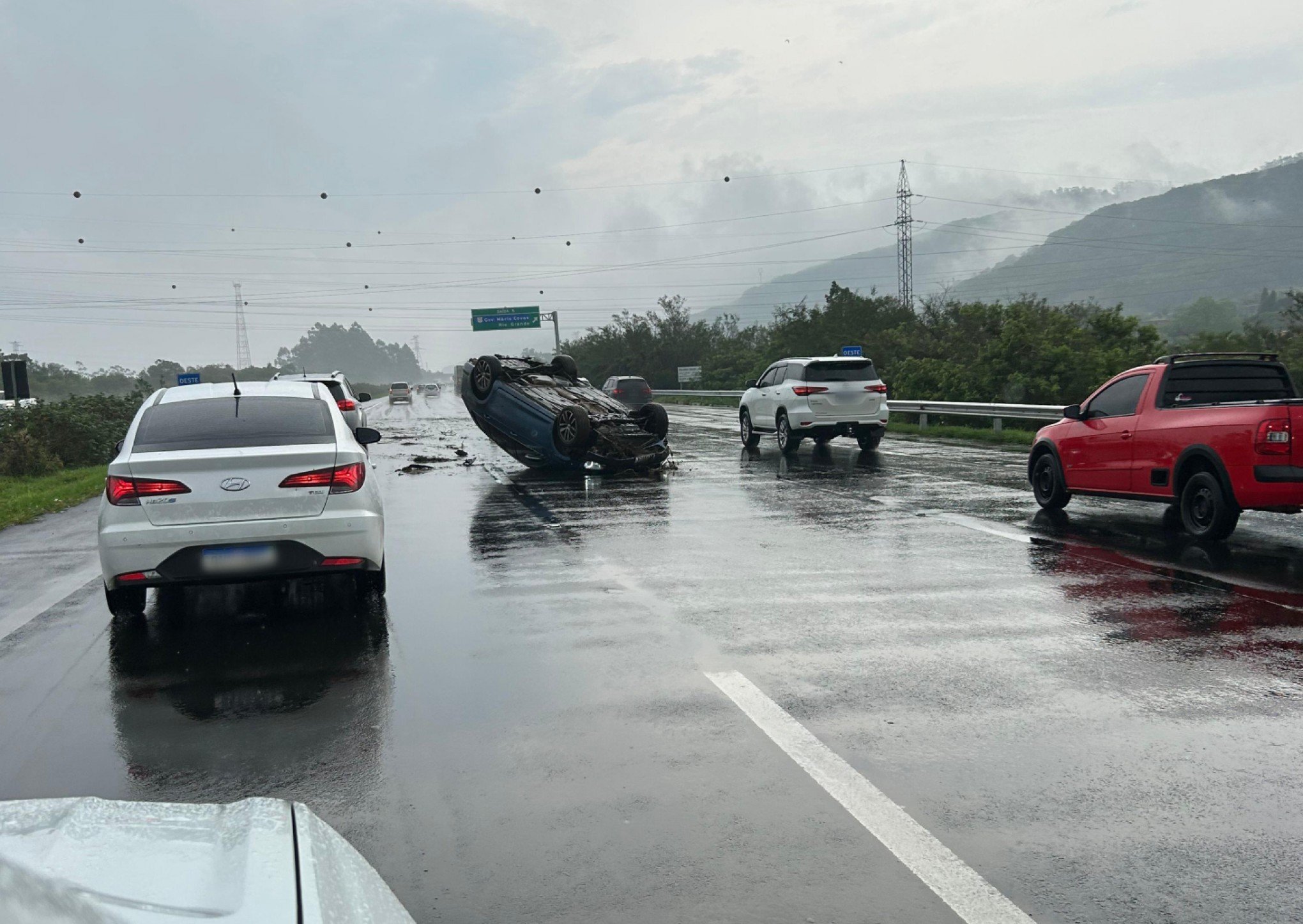 ACIDENTE DE TRÂNSITO: Motorista atravessa canteiro central e capota carro na BR-290