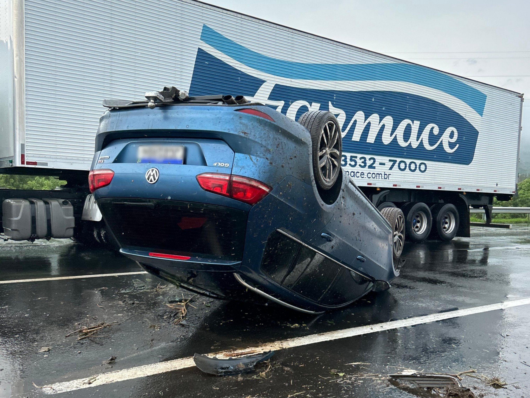 Carro capotou no meio da BR-290, em OsÃ³rio, na tarde desta quarta-feira (15)