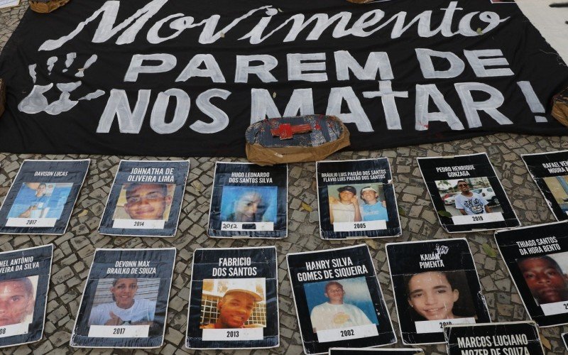 Coletivos se reÃºnem em ato 'Parem de Nos Matar' pelo Rio de Janeiro | Jornal NH
