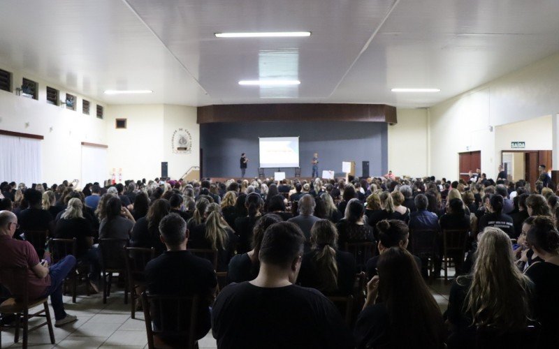 Centenas de professores e apoiadores estiveram presentes | Jornal NH