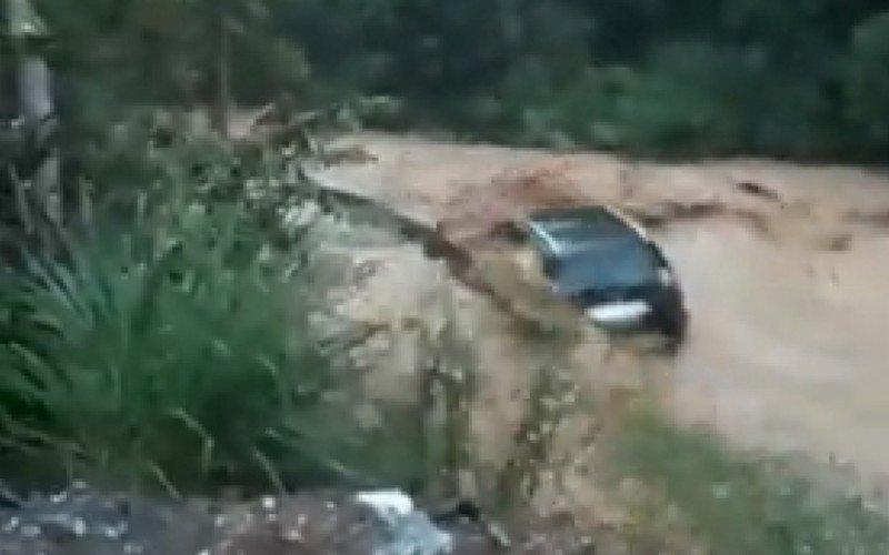 Carro é levado por enxurrada em Vidal Ramos, Santa Catarina | Jornal NH